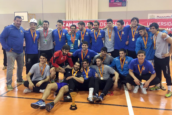 La selecció masculina d’handbol ha revalidat el títol de campiona d’Espanya universitària, i el jugador Édgar Pérez s’ha proclamat màxim golejador del torneig.