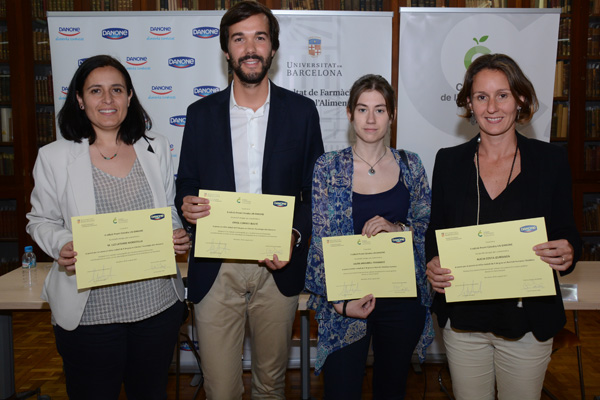 Guanyadors dels II Premis de la Càtedra UB-Danone. D'esquerra a dreta, M. Luz Latorre, Oriol Comas, Laura Andurell i Alícia Costa.