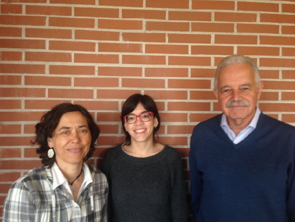 Els investigadors Susana Balcells, Neus Roca-Ayats i Daniel Grinberg, a la Facultat de Biologia de la Universitat de Barcelona. 