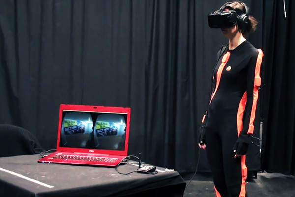 Investigadors de la Universitat de Barcelona liderats per Mel Slater han estudiat la influència de la realitat virtual immersiva (RVI) en els biaixos racials.