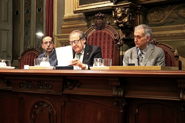 Joan Jofre, el nou president de la RACAB, entre els experts Joan O. Grimalt (esquerra) i Miquel Canals (dreta). 