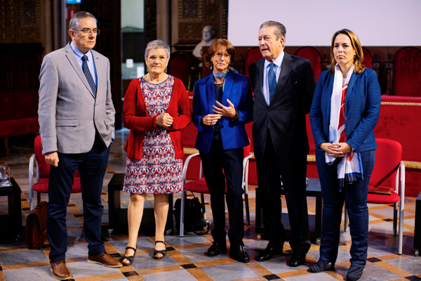 Els participants en l'acte. D'esquerra a dreta, Francesc Xavier Moreno, Milagros Pérez Oliva, Esther Giménez-Salinas, Federico Mayor Zaragoza i Argèlia Queralt.