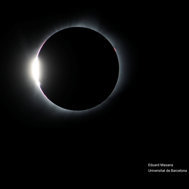 Moment de l'eclipsi en el qual es poden observar fulguracions (en vermell) de la superfície solar.