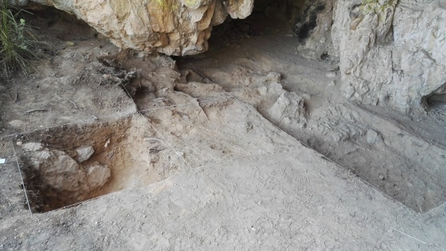 Vista general de l’excavació a la cova del Trader de Cubelles. Fotografia: SERP.