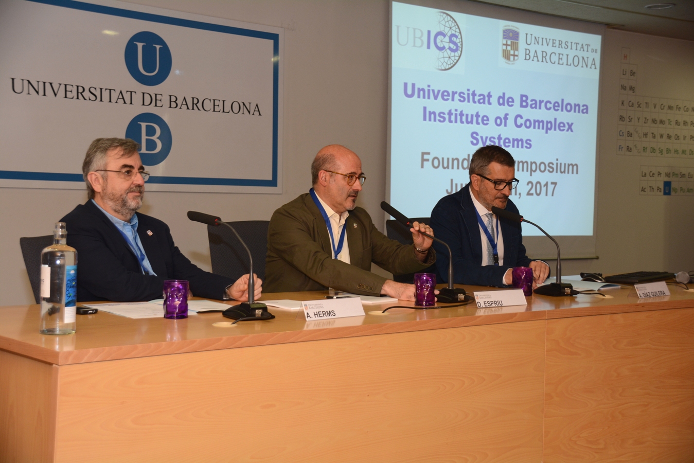 Moment de l'obertura del simposi inaugural de l'UBICS en el qual han participat Atilà Herms, degà de la Facultat de Física; Domènec Espriu,  vicerector de Recerca; i Albert Díaz-Guilera, director de l'UBICS.
