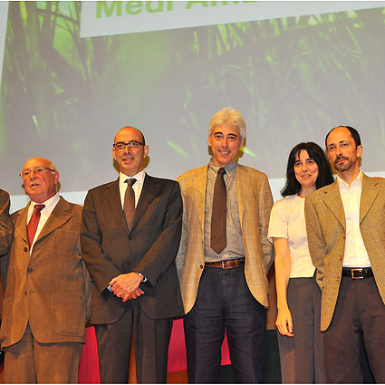 El conseller Francesc Baltasar amb els premiats Josep Vigo, Àlex Aguilar, Assumpció Borrell i Lluís Cardona 