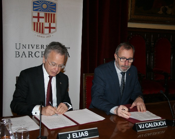 El rector, Joan Elias, i el president de Fedefarma, Vicenç J. Calduch, durant l'acte de signatura del conveni. 