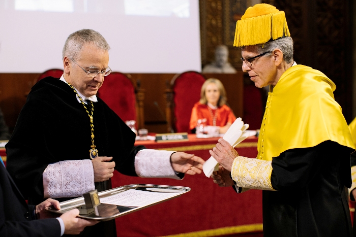 Moment del lliurament dels guants, un dels atributs que s'atorguen durant l'acte d'investidura de doctor honoris causa.