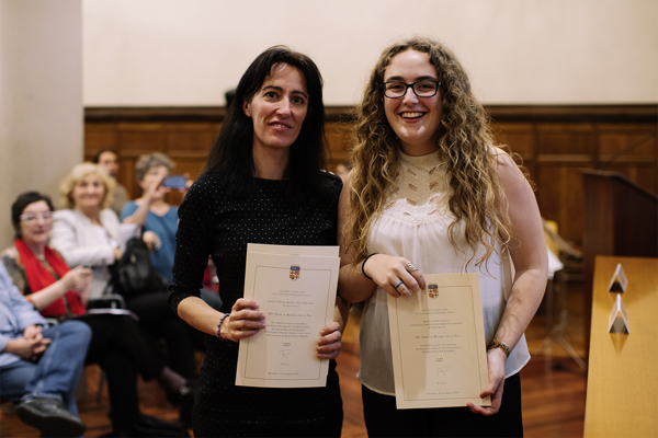 Ariadna Gómez, de l’Institut Escola Artístic Oriol Martorell de Barcelona, guanyadora de la catorzena edició del premi, amb la seva tutora.