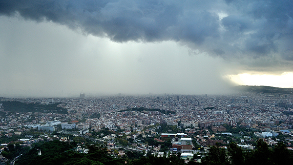 Imatge d'una precipitació intensa a Barcelona captada des de l'Observatori Fabra. Fotografia d’Alfons Puertas publicada a l'<i>Atles de núvols</i> de l'Observatori Fabra.