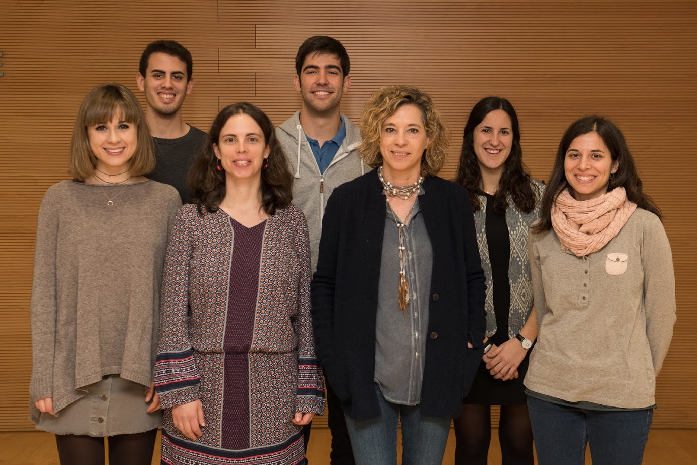 El Grup de Recerca de Quinases i Fosfatases en Funció i Disfunció neuronal liderat per Esther Pérez Navarro, professora de la Facultat de Medicina i Ciències de la Salut de la UB i investigadora de l’IDIBAPS.
