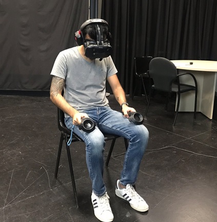 Un cop s’introduïen en la realitat virtual, els participants veien una representació de si mateixos quan miraven parts del seu cos o quan s’observaven en un mirall.