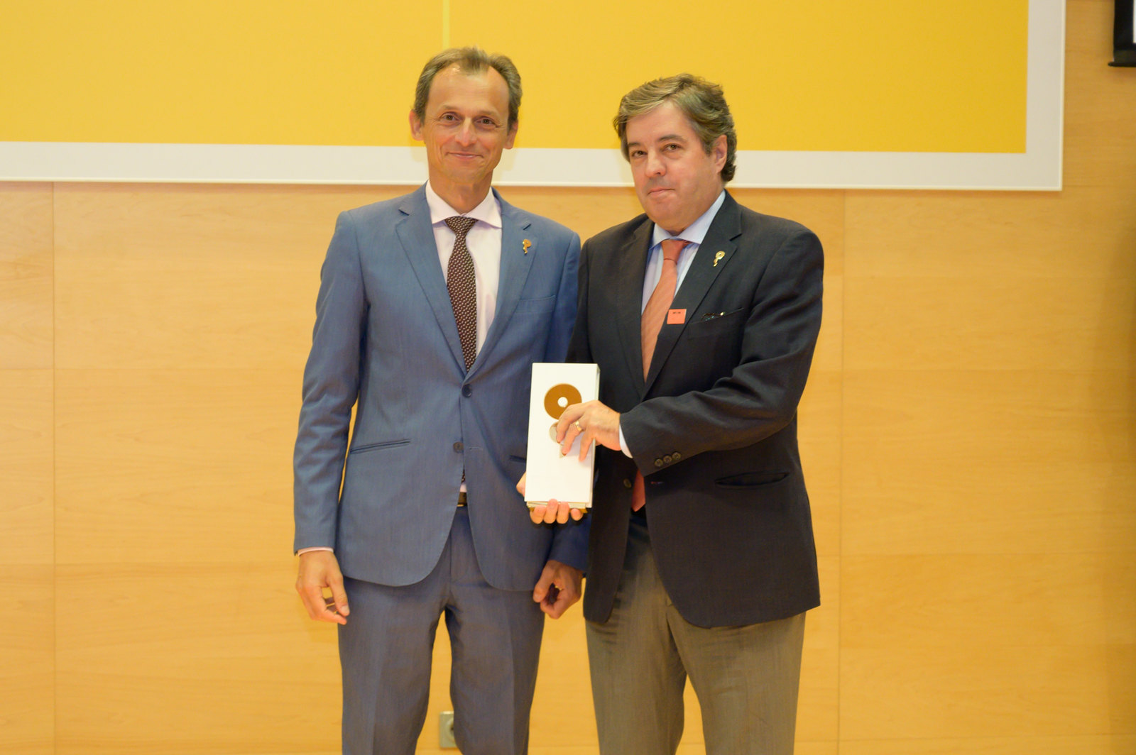 Jordi Alberch, director de l'Institut de Neurociències de la UB, va recollir l'acreditació de mans del ministre Pedro Duque. Fotografia: Alejandro Muñoz Fernández / MICIU