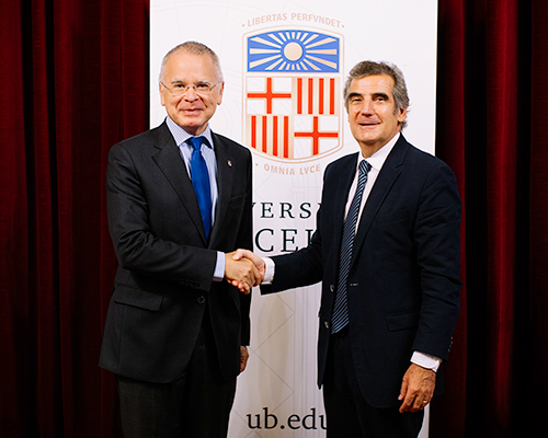 El rector de la UB, Joan Elias, i el director general de l’Hospital Clínic de Barcelona, Josep M. Campistol, avui en l’acte de signatura del conveni.