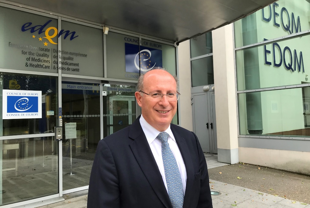 El professor Salvador Cañigueral, a l'entrada de la seu de la Direcció Europea de la Qualitat dels Medicaments i l’Assistència Sanitària (EDQM) a Estrasburg.
