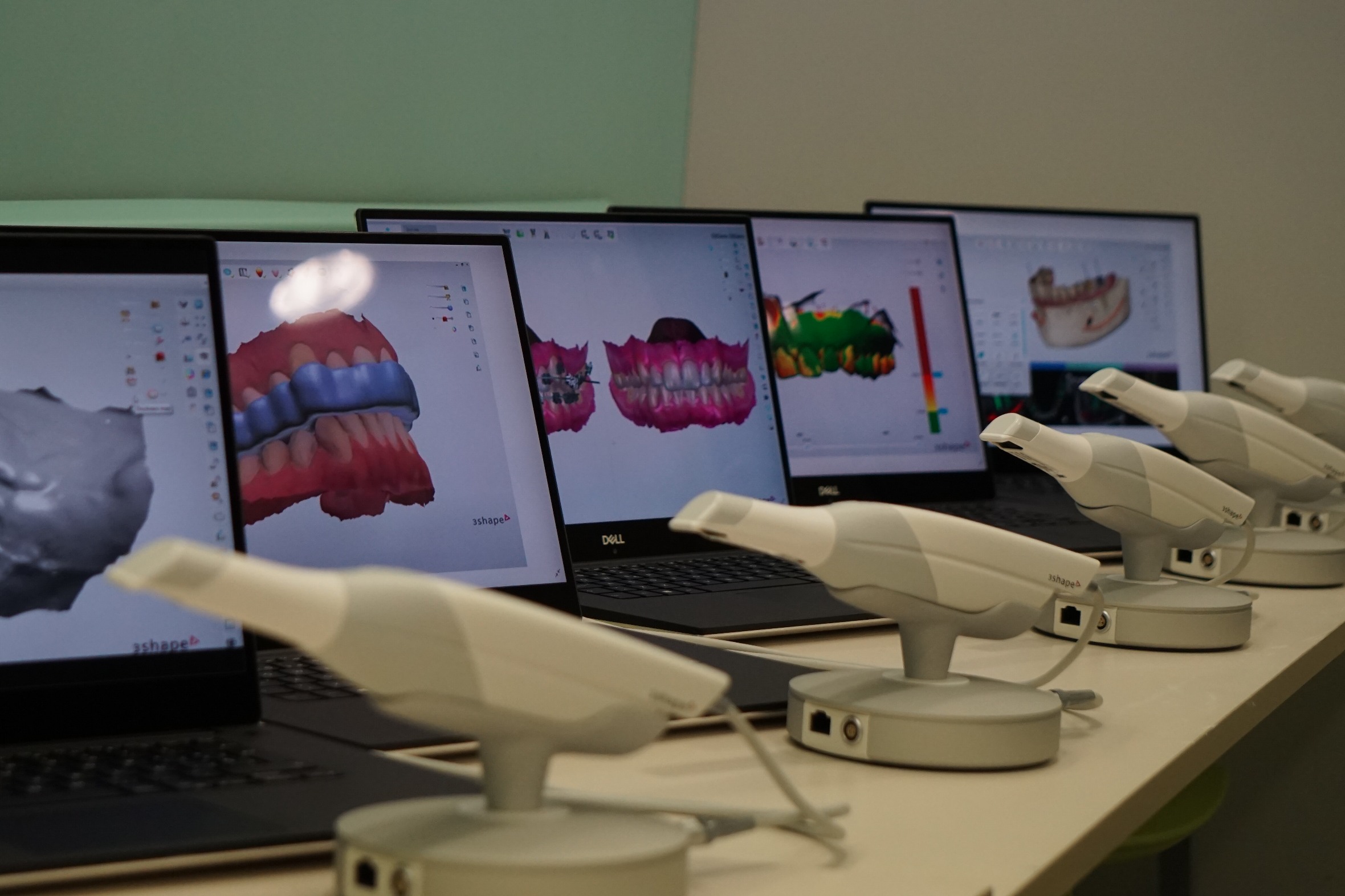 L’operació «Somriure a mida 3D» té com a objectiu instaurar i difondre un nou model holístic d’atenció personalitzada a l’Hospital Odontològic de la UB.