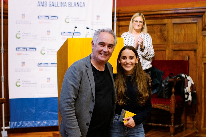 Ferran Adrià, amb la guanyadora d'aquesta edició, Sara Saladich Cavallé, estudiant de segon de batxillerat a l’Institut Esteve Albert (Sant Vicenç de Montalt, Maresme).
