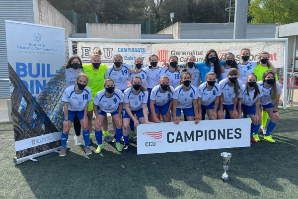 Les jugadores de l’equip de futbol femení han aconseguit el primer títol per a la UB en proclamar-se campiones de Catalunya 2021.