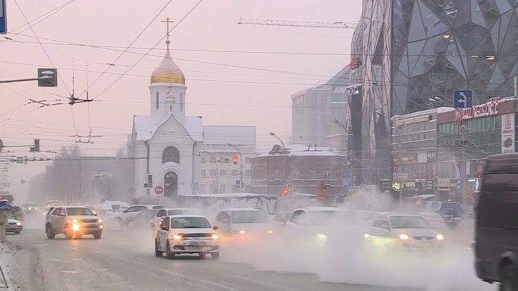 Contaminació de l’aire provocada pels tubs d’escapament dels cotxes a les ciutats. Novosibirsk, hivern de 2021. Imatge: S. Dukhovnikov