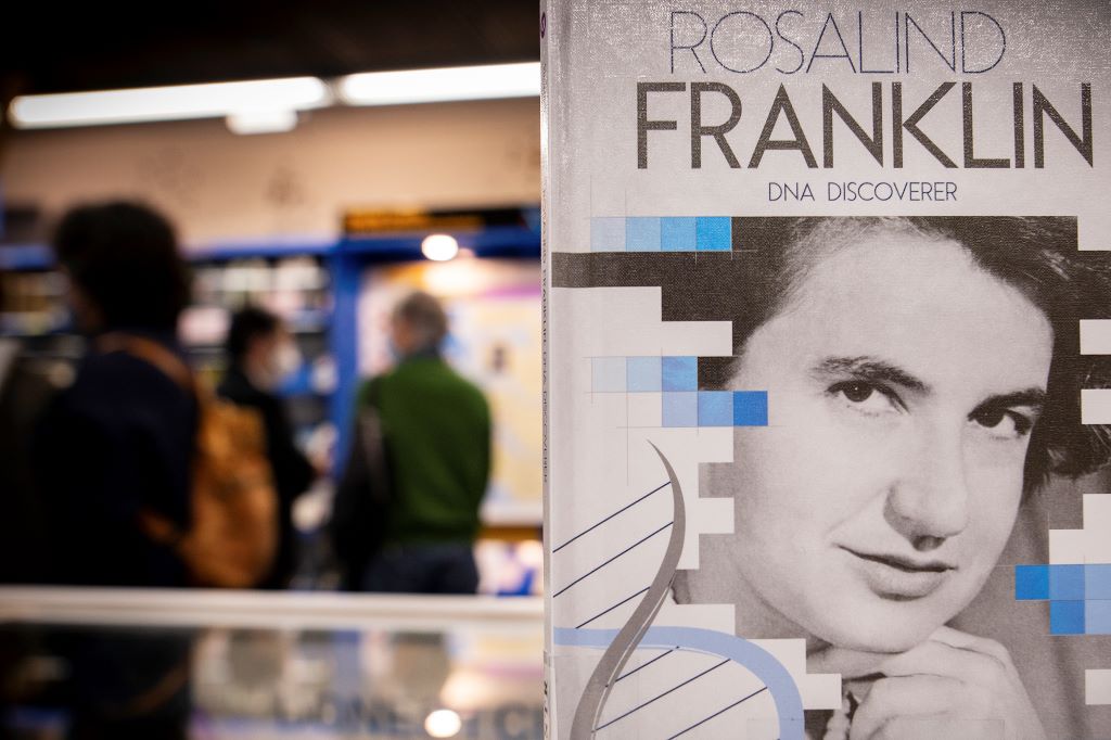 Rosalind Franklin a la portada d’un dels llibres de la mostra.