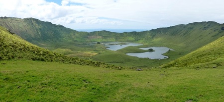 Image of a lake in a volcanic crater in the Azores Islands. Photo: Alberto Sáez (UB) 