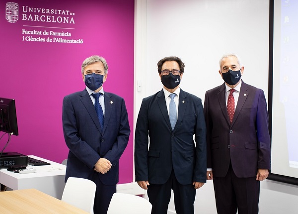 D'esquerra a dreta, Xavier Casas, president de fedefarma, el rector Joan Guàrdia, i Jordi Camarasa, degà de la Facultat de Farmàcia i Ciències de l'Alimentació. 