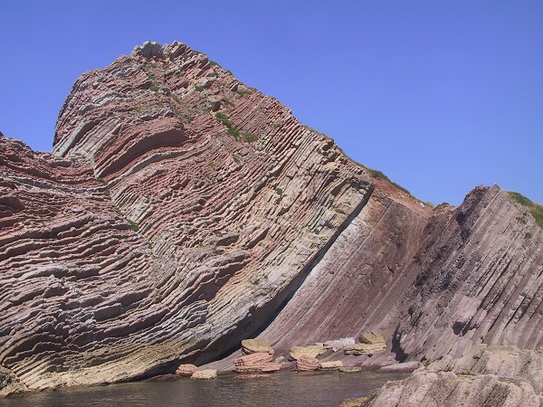The Zumaia cliffs are characterized by an exceptional section of strata that reveals the geological history of the Earth in the period of 115-50 million years ago (Ma). 