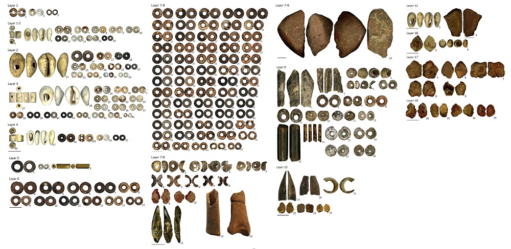 Eines fetes d’os, perles i fragments d’ocre reelaborats, descoberts al jaciment de Panga ya Saidi, Kènia.