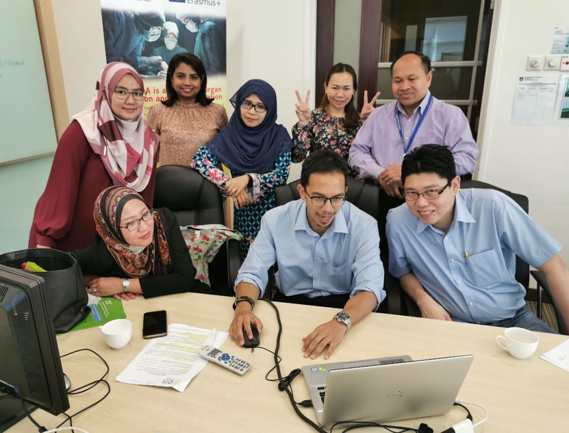 Un equip d'experts durant una sessió formativa del postgrau ODISSeA a Malàisia. 