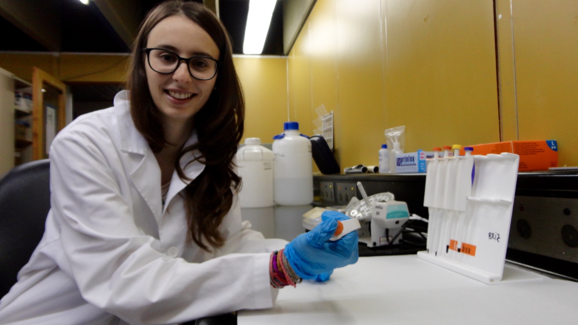 Maria Bas al laboratori del Centre Austral d’Investigacions Científiques (CADIC-CONICET, Argentina).
