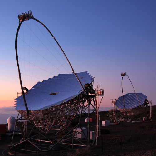 Telescopis MAGIC a l’Observatori del Roque de los Muchachos, La Palma, Illes Canàries, Espanya. Imatge: Giovanni Ceribella (col·laboració MAGIC).