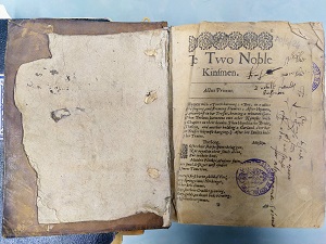 Pàgina del volum trobat per Stone amb la portada de <i>The two noble kinsmen</i>. Fotografia: John Stone / Reial Col·legi dels Escocesos