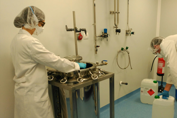 Instal·lacions del Centre de Recerca i Producció de Medicaments Experimentals, Farmatec UB, on s’està produint i envasant solució hidroalcohòlica per higienitzar les mans.