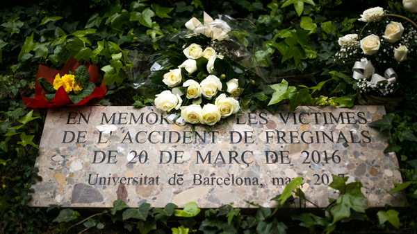 L’ofrena floral s’ha fet aquest matí al monument en record de les tretze estudiants Erasmus que van perdre la vida en un accident d’autobús a Freginals ara fa tot just dos anys.