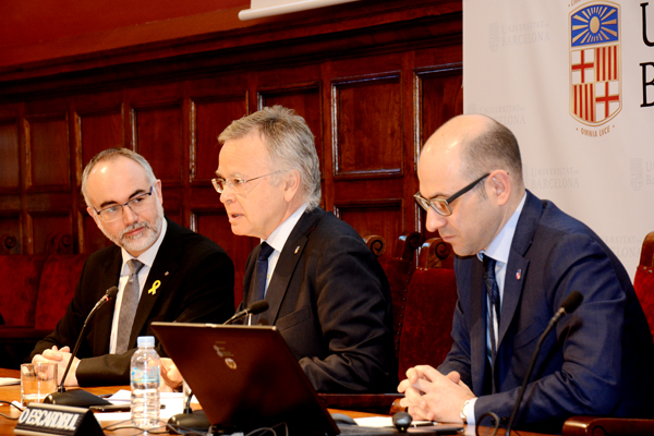 D'esquerra a dreta, el secretari d’Universitats i Recerca de la Generalitat, Arcadi Navarro, el rector Joan Elias, i el vicerector d'Economia de la UB, Oriol Escardíbul.