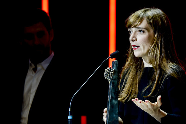Elena Trapé va recollir els premis a millor pel·lícula i millor direcció per <i>Les distàncies</i>. Foto: Carlos Alvarez / Getty Images Europe