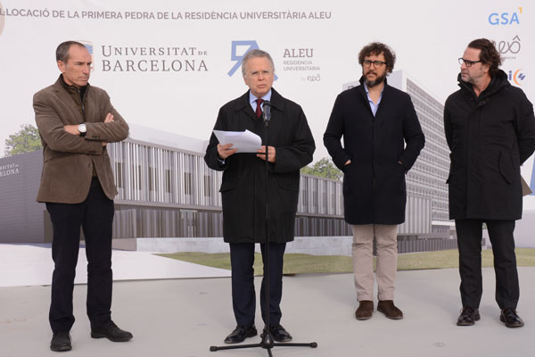 D'esquerra a dreta, Andrés Lezcano, el rector Joan Elias, Christopher Holloway i Albert Blanch.