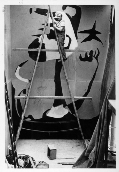 Joan Miró pintant <i>El segador [Pagès català en rebel·lia]</i> (<i>Le faucheur</i>, en francès), París 1937. Foto Roness-Ruan. Arxiu Successió Miró