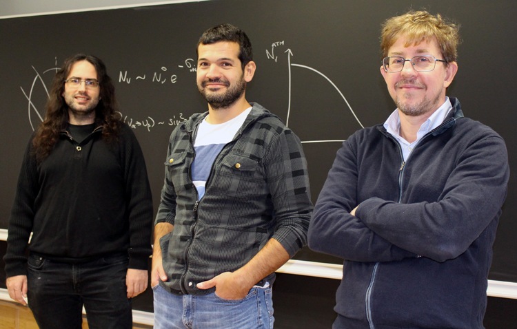 D'esquerra a dreta, Sergio Palomares, Jordi Salvadó i Andrea Donini, a l'Institut de Física Corpuscular. Foto: IFIC