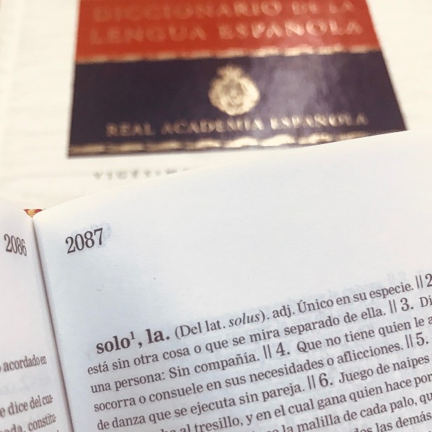 L'estudi analitza el procés d’evolució del llenguatge observant 2.541 canvis de normes lingüístiques que han tingut lloc durant els dos darrers segles en les llengües espanyola i anglesa.