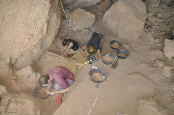 Vista general del procés d’excavació de la Cova Gran de Montserrat (Collbató).