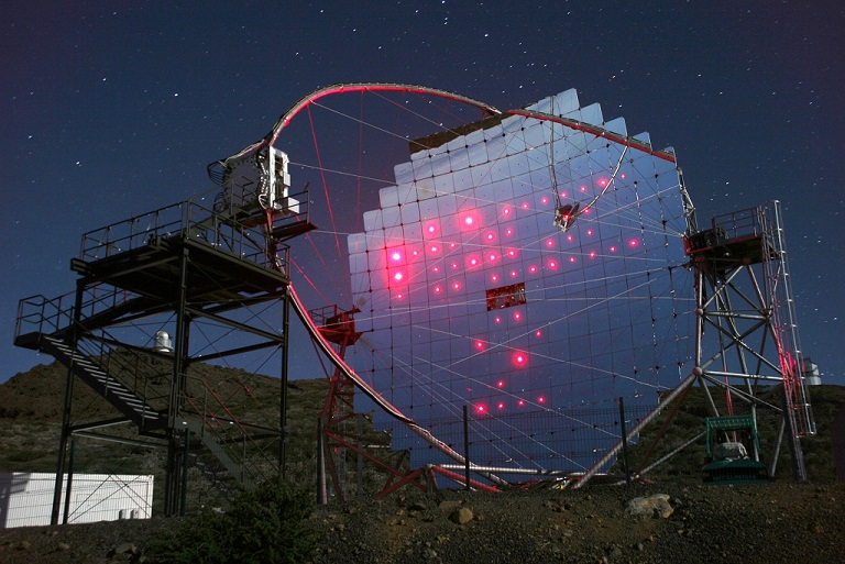 Investigadors de l'Institut de Ciències del Cosmos de la UB (ICCUB) participen en el projecte dels telescopis MAGIC, ubicats a l'Observatori del Roque de los Muchachos (illa de La Palma, Canàries).