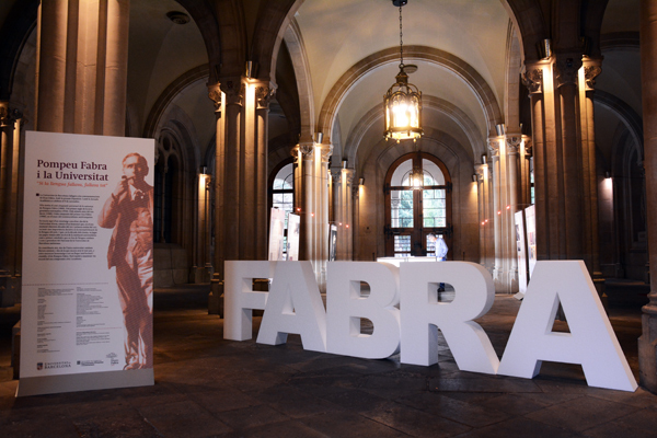 La mostra «Pompeu Fabra i la Universitat. “Si la llengua fallava, fallava tot”» es pot visitar al vestíbul de l’Edifici Històric fins al 22 d’octubre.