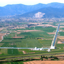 L'experiment Virgo està ubicat a Cascina, a prop de Pisa (Itàlia).