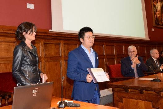 El professor Kangwei Li, de la Universitat d'Hèlsinki, recull el Best Paper Award 2017 de la revista <i>Collectanea Mathematica</i>.