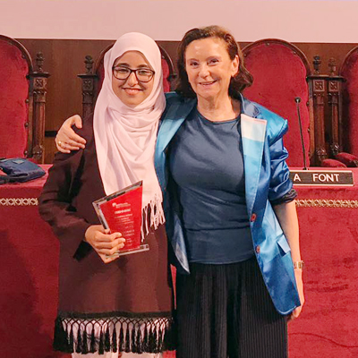 L’estudiant guanyadora del certamen, Khaoula Azdig, amb la directora d’OraToga, Bàrbara Pastor.