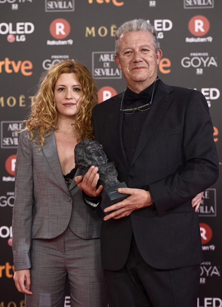 La directora Laura Ferrés, acompanyada del seu pare, amb el Goya al millor curtmetratge documental per <i>Los desheredados</i>. Foto: Acadèmia del Cinema Espanyol