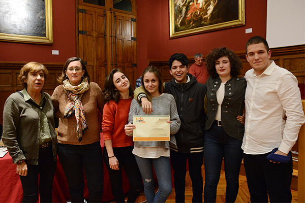 L’equip guanyador amb la vicerectora d’Estudiants i Política Lingüística, Mercè Puig, i la directora del SAE, M. Assumpta Rivera.