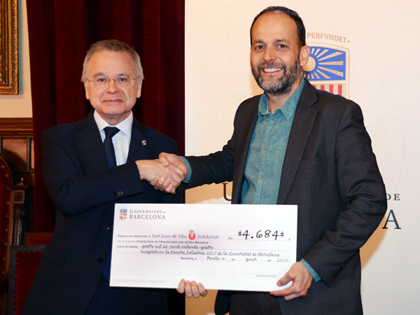 El rector Joan Elias ha lliurat el xec de la donació al director de l’Obra Social Sant Joan de Déu, Oriol Bota.