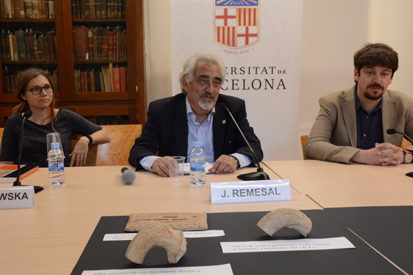 D’esquerra a dreta: Iza Romanwska, del Barcelona Supercomputing Centre, el catedràtic José Remesal, i Bernardo Rondelli de la consultora SIRIS, durant la roda de premsa per presentar la recerca.